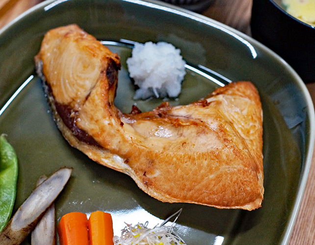 鰤かま塩焼きとごはん