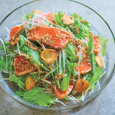 【今晩のおかずに】野菜も魚もたっぷり楽しめる！「たたきサーモンの和風サラダ」